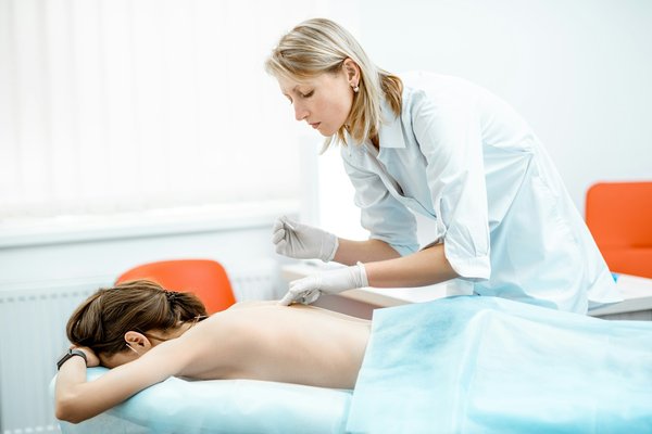 Quels sont les avantages de l'acupuncture pour le traitement des douleurs menstruelles ?