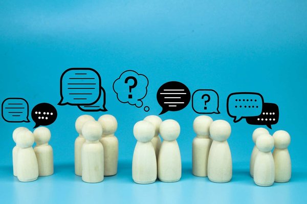 Quels sont les impacts des activités de groupe sur la réduction de l'isolement social chez les personnes âgées?